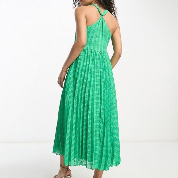 Elegant Green Pleated Dress - Picture 2 of 6